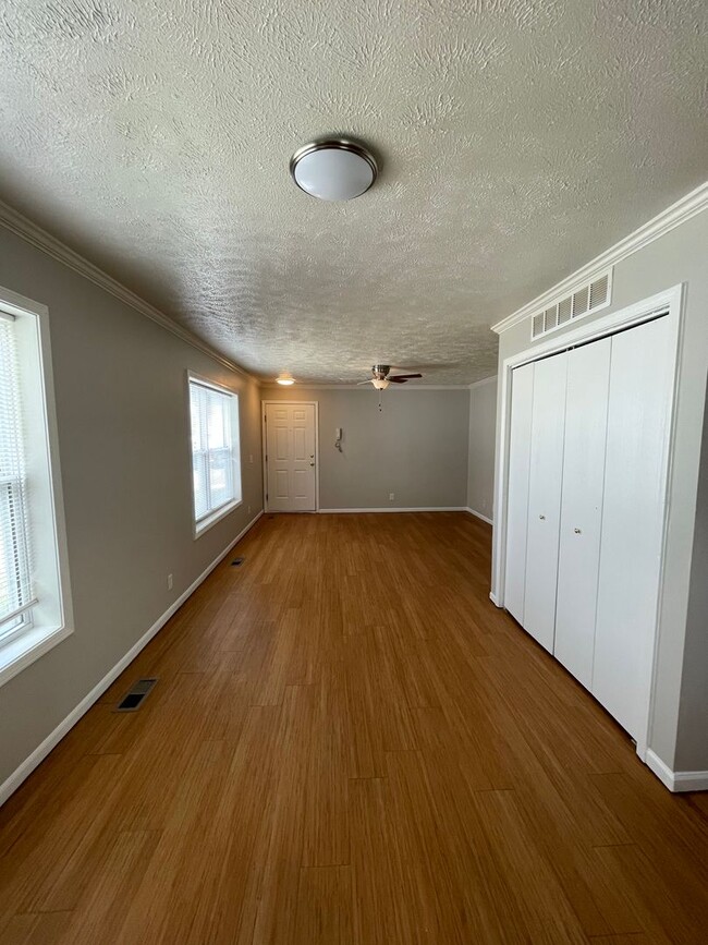 Building Photo - 2 bed 1 bath Central AC and W/D in unit