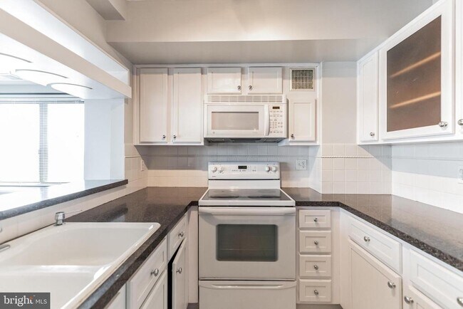 Building Photo - 900 N Stafford St