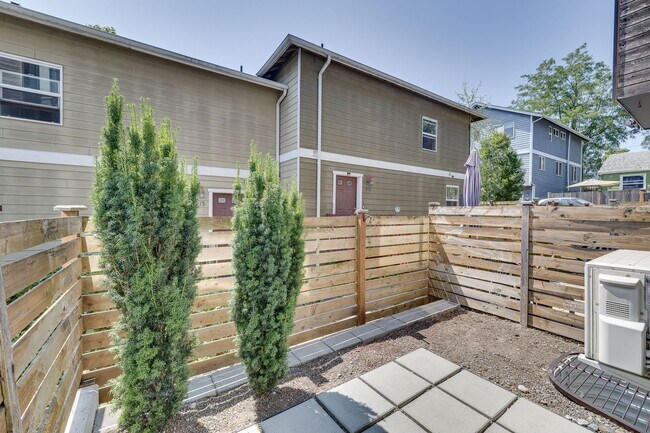 Building Photo - Spacious 3 Bed / 3.5 Bath Seattle Townhome!