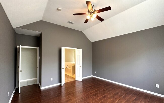 Building Photo - 8739 Saratoga Dr