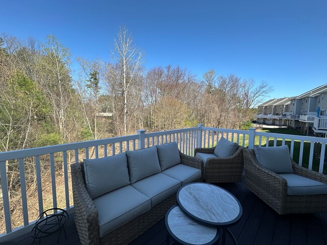 Building Photo - Spacious 3-Bedroom Townhouse in Prime Exet...