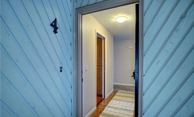 Building Photo - Charming 2 BR 2 Ba Apartment/Condo