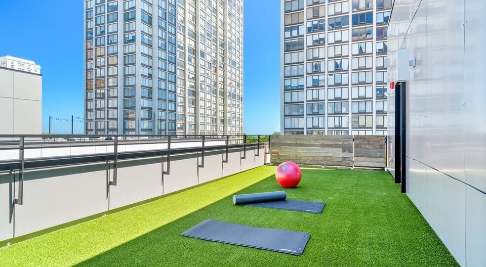 Building Photo - 5440 N Sheridan Rd