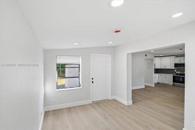 Building Photo - 1400 NE 43rd Ct