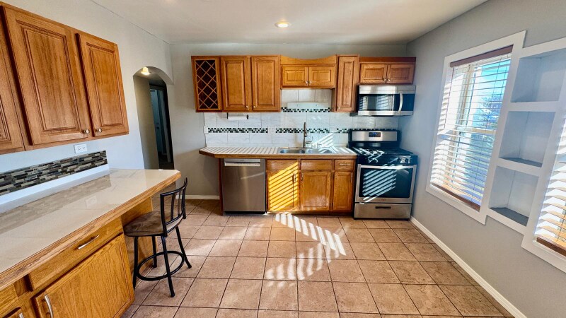 Building Photo - 1360 W Evergreen Ave