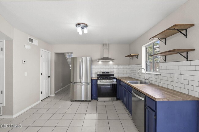 Building Photo - 12425 Red Sun Dr