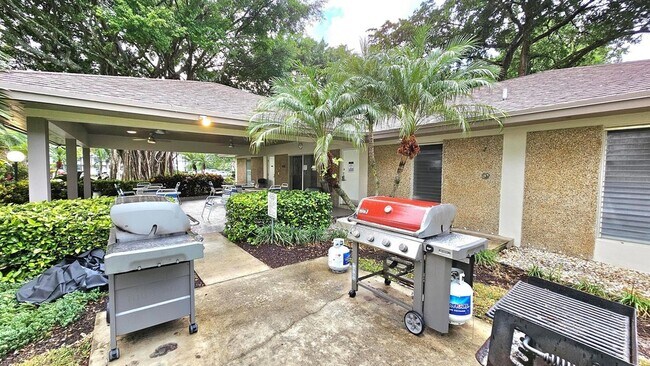 Building Photo - 575 Oaks Ln