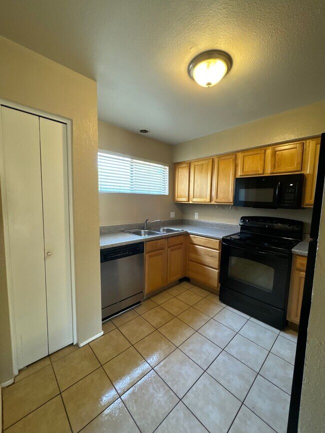 Building Photo - 2 BEDROOM UNIT IN CACTUS FLATS IN GLENDALE