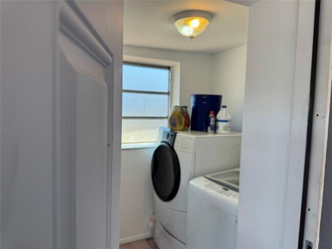 Building Photo - 1631 NE 32nd St