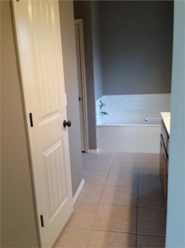 Building Photo - 3 Bed, 2 Bath Home - Great Tulsa Location ...