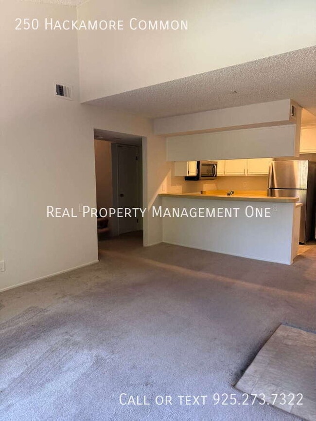 Building Photo - 250 Hackamore Common