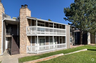 Building Photo - Spacious ground level 3 bedroom Condo in R...