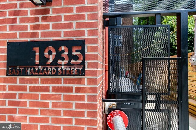 Building Photo - 1935 E Hazzard St