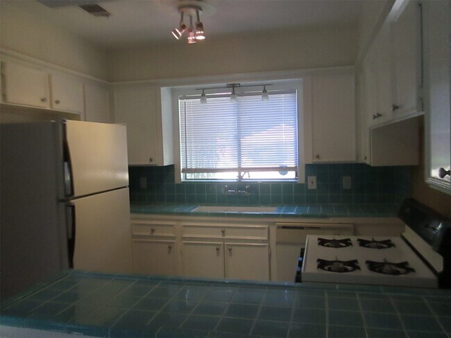 Building Photo - 2311 Bron Holly Dr