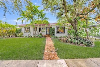 Building Photo - 364 Navarre Dr
