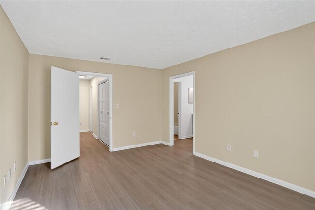 Building Photo - 8740 Roswell Rd