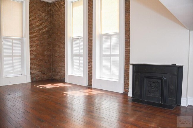 Building Photo - 2118 Strand St