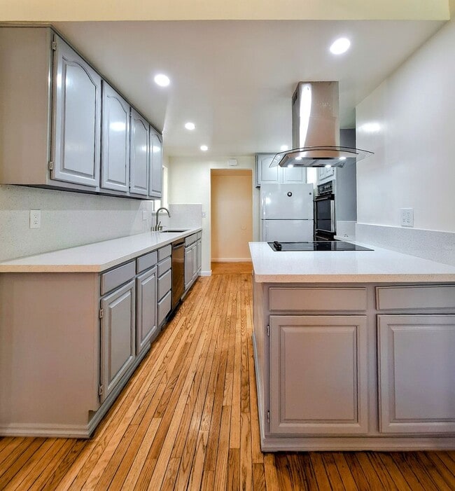 Building Photo - Beautifully Remodeled 3bd Single Story House With Bonus Room & Storage Space!