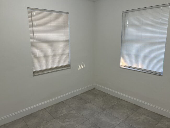 Building Photo - Updated 3/1 Home for Rent Close to Downtown Fort Myers Fun & Dining!