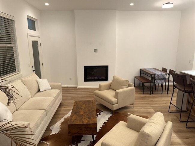 Building Photo - 573 S Fretz Ave