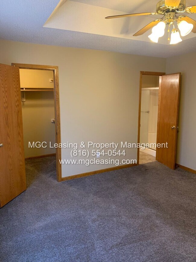 Building Photo - A Bright, Comfortable Split-Level Home in a Convenient Raymore Location - Available April 24