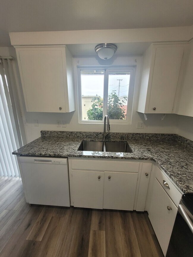 Building Photo - Updated 2BD/1BA Coming Duplex Available