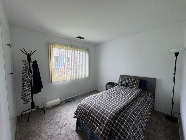 Building Photo - 220 Oak Knoll Ct