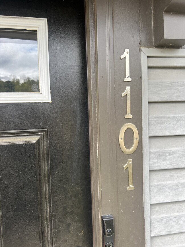 Building Photo - **Special Move-in Offer**  $500 off of the...