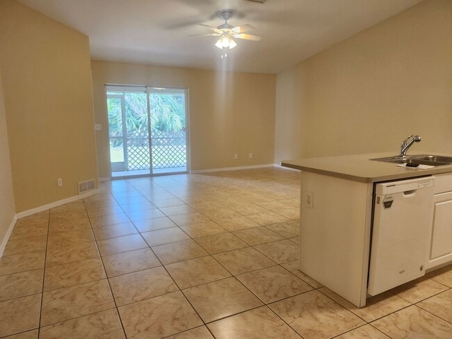 Building Photo - 3 bedroom 2 bath 1 car garage duplex