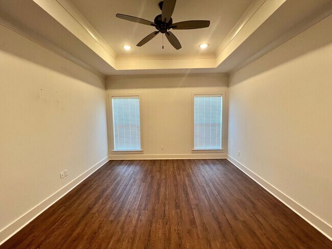 Building Photo - Spacious Two Bedroom Townhouse off Jefferson Hwy