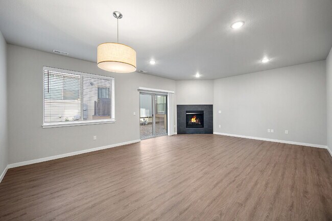 Building Photo - Modern 2 Bedroom, 2.5 Bathroom Townhome with a Loft, Central A/C, Gas Fireplace, and Washer and D...