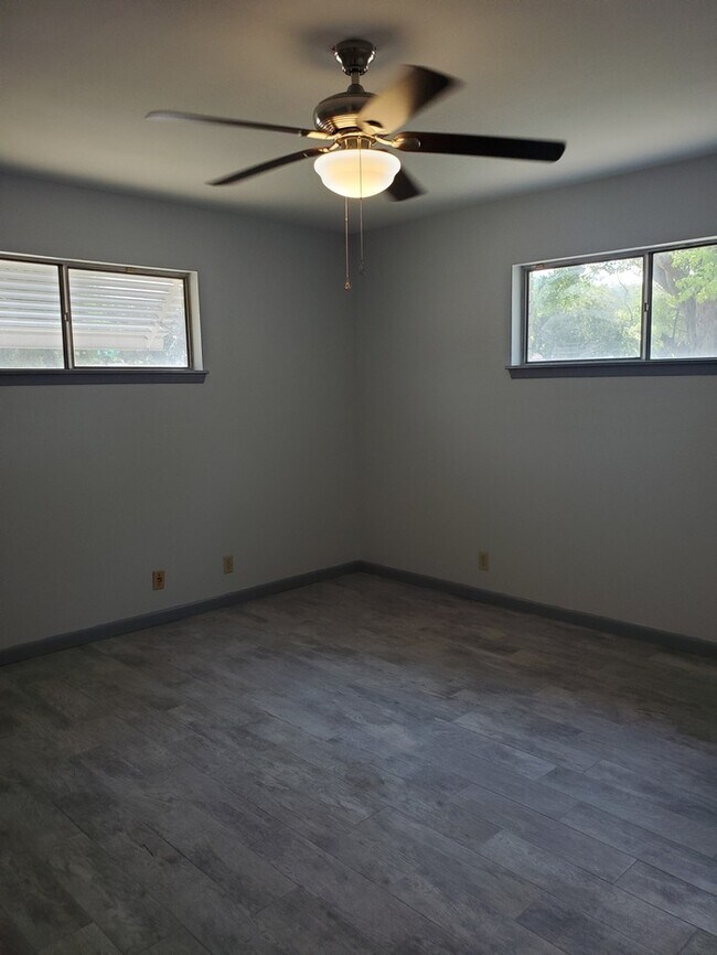 Building Photo - 113 E Hoogland Ave
