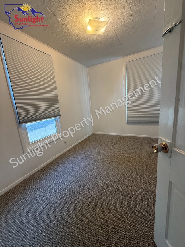 Building Photo - 2 Bed 1 Bath With all the Charm