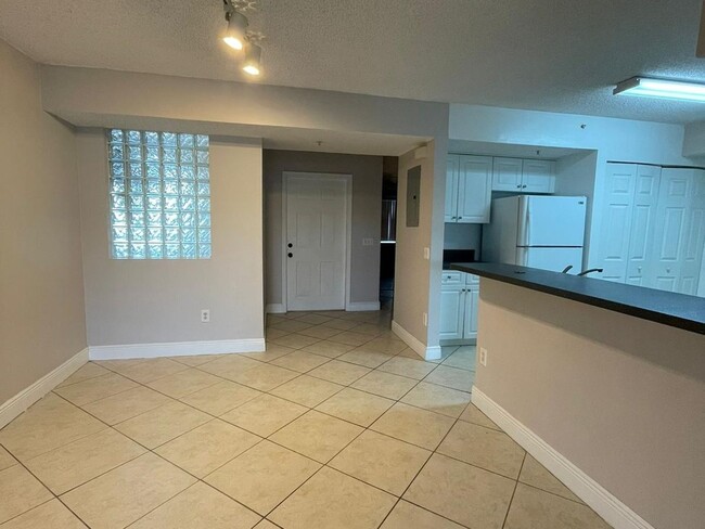 Building Photo - 2 Bedroom Condo in Pembroke Pines