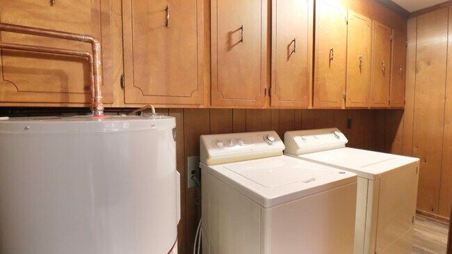 Building Photo - 725 Carlton St