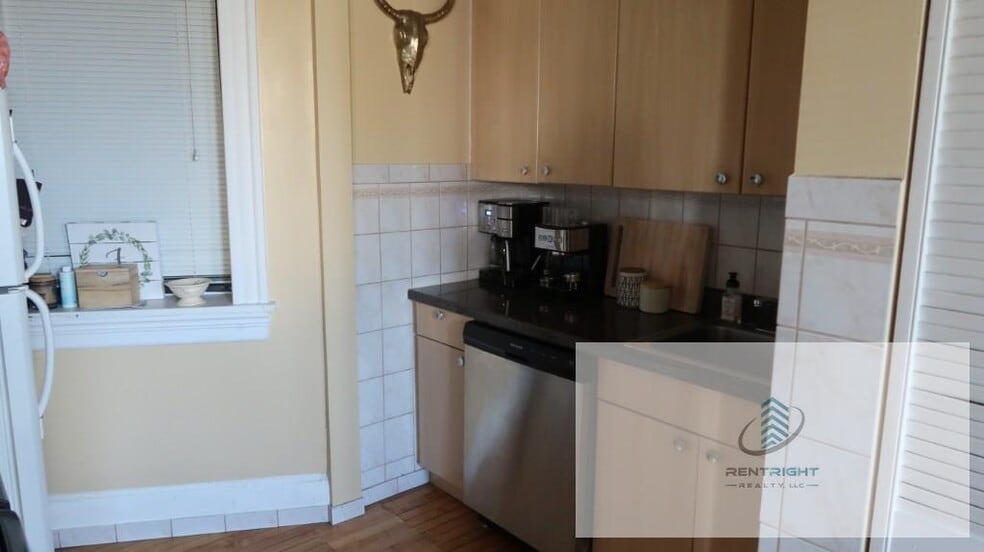 Building Photo - 1547 W Blackhawk St