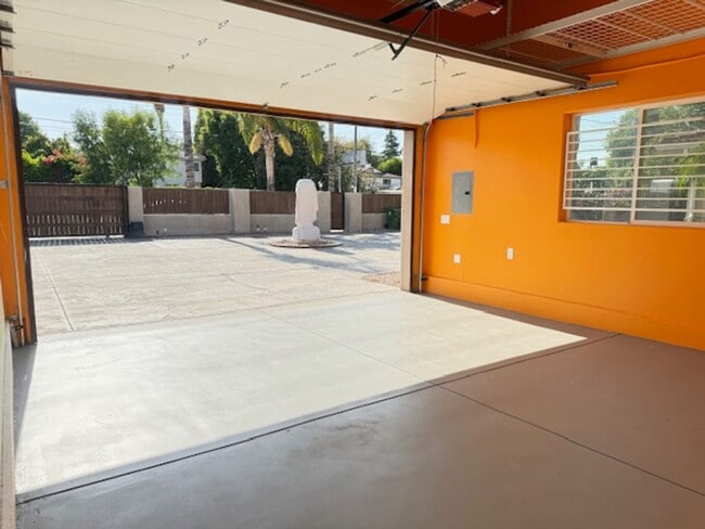 Building Photo - Gated estate with a backyard oasis