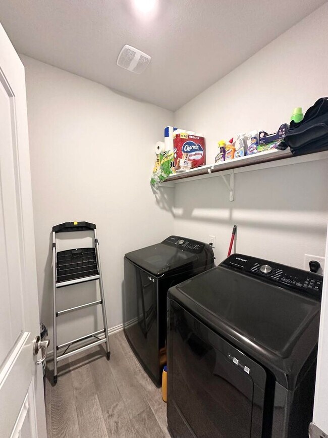 Building Photo - 4 Bed 2 Bath For Rent