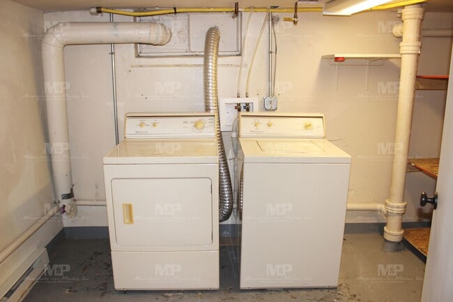 Building Photo - Two Bedroom Duplex with Parking!