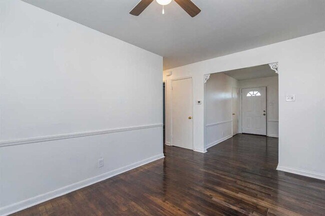 Building Photo - Spacious 4-Bed, 2-Bath Home for Comfortabl...