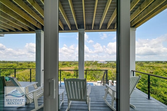 Building Photo - OFF-SEASON MONTHLY RENTAL - IT'S A BIG DILL!!