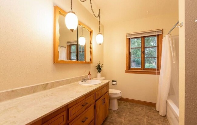 Building Photo - Spacious 4 bedroom 2 bathroom stand alone pet friendly home, with attached garage