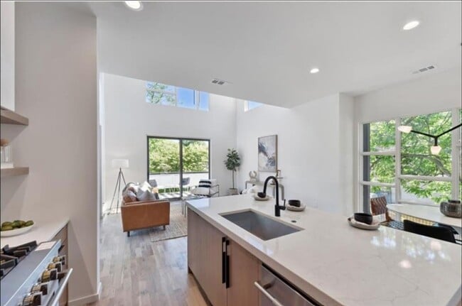 Building Photo - 536 Highland Ave NE