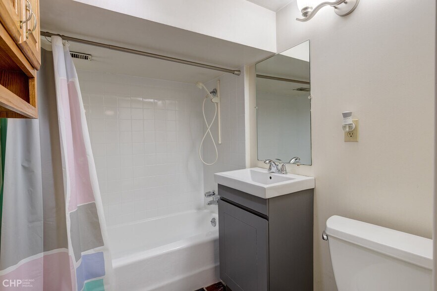 Full bath 2 - 1224 W Barry Ave