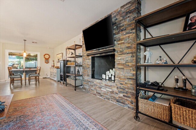 Building Photo - 8543 E Jackrabbit Rd