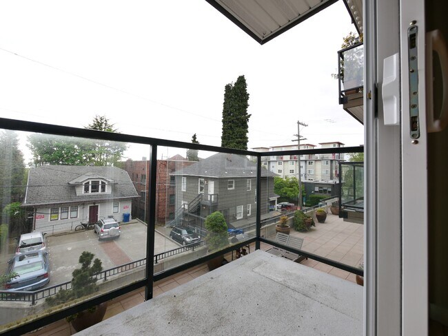 Building Photo - Exceptional Condo in Capitol Hill Available for Rent!