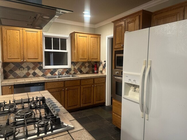 Building Photo - 5 Bed/ 3 Bath