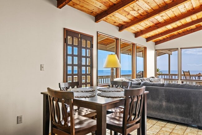 Building Photo - Captain Cook Home – 3 Bed, 2 Bath + Bonus Room! Fully Furnished with Solar Power