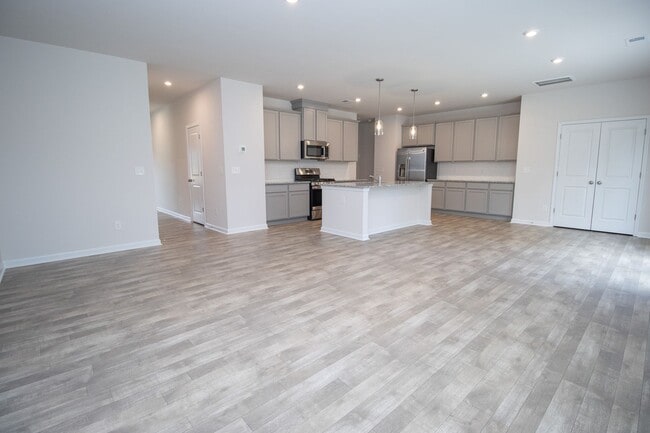 Building Photo - Spacious 4-Bedroom Home - Convenient to Fo...