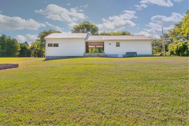 Building Photo - 2877 Old Clarksville